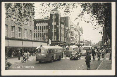 606208 Afbeelding van de verkeersdrukte op het Vredenburg te Utrecht, met enkele autobussen en op de achtergrond de ...